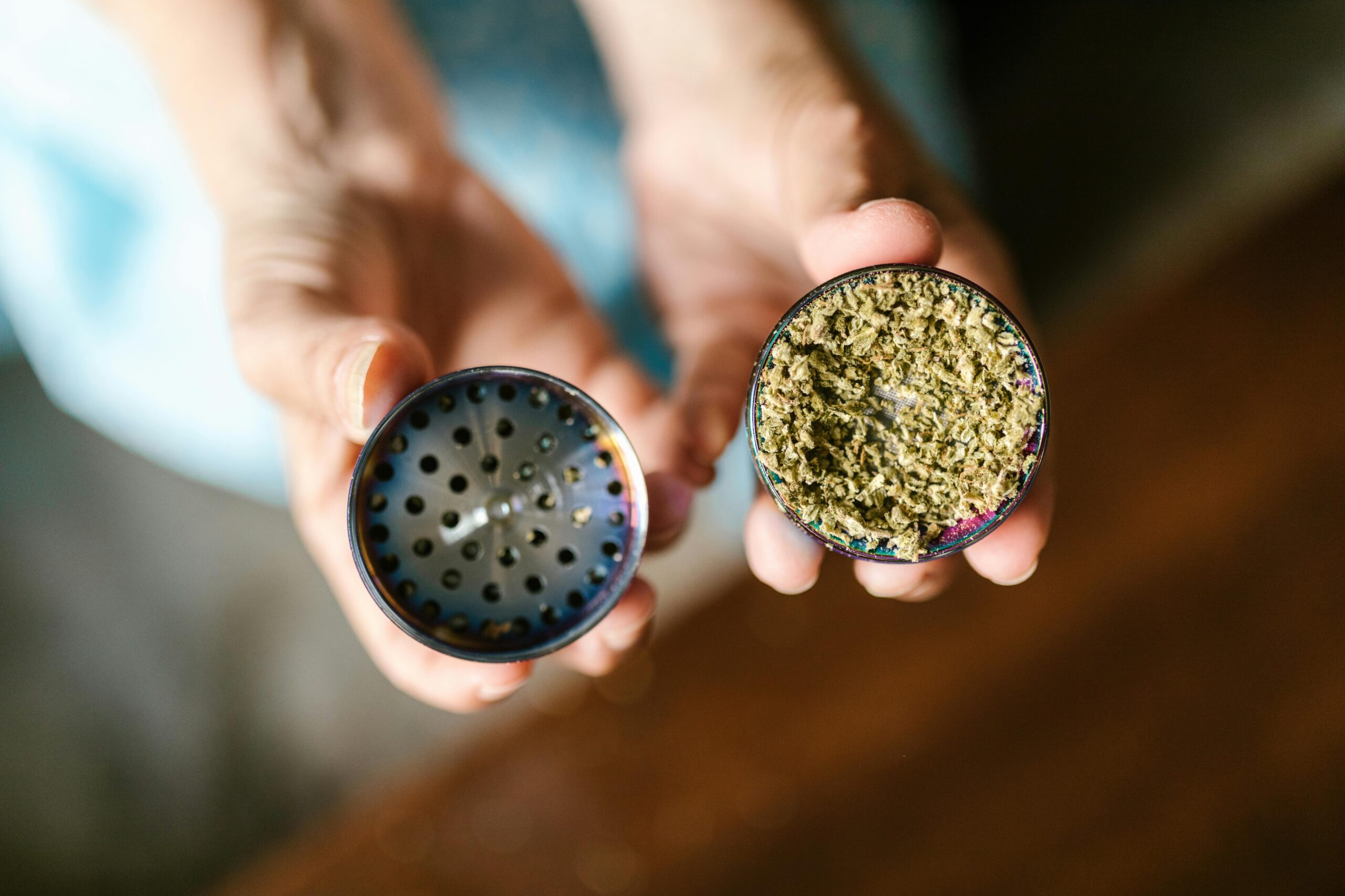 Close-up of a medical cannabis grinder used to prepare flower, highlighting tips on how to stop cannabis smelling, how long the smell lasts on your body and in a room, and how to get rid of cannabis smell in the house